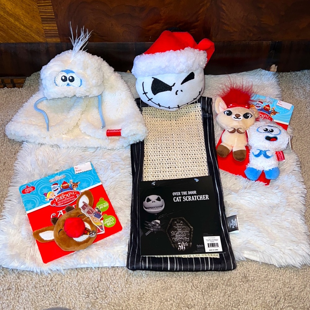 MERRY CATMAS with this over the door Cat Scratcher and 2 Rudolph Catnip Toys